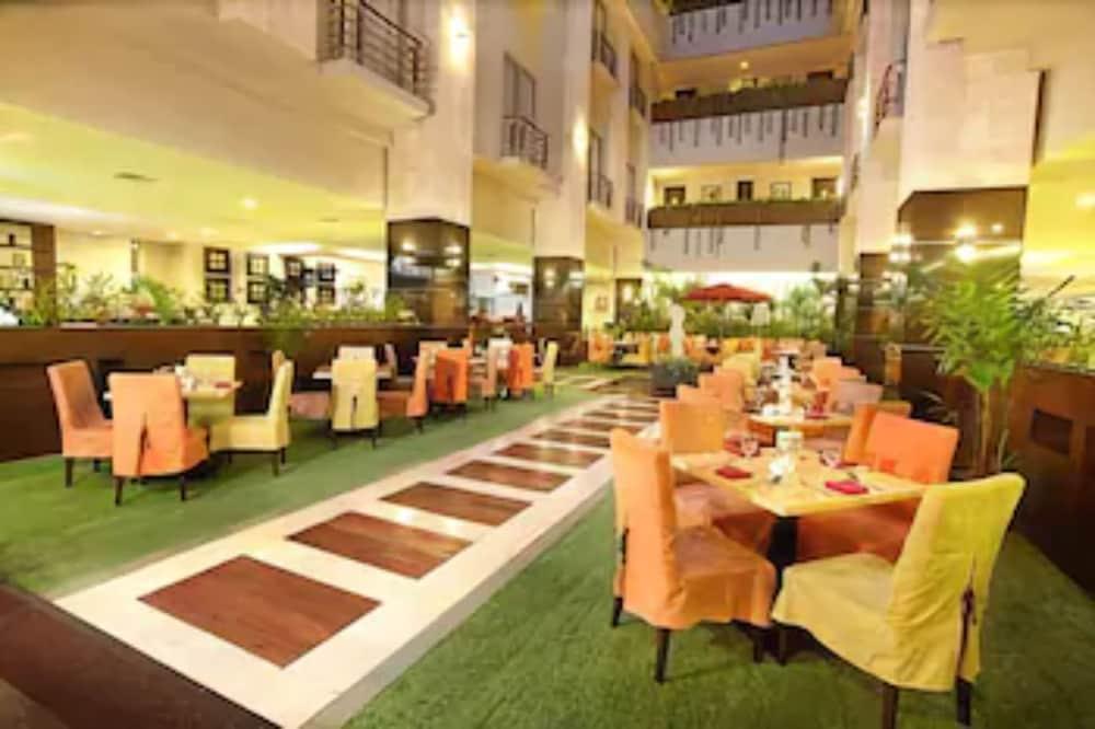 Golden Flower By Kagum Hotels Bandung Buitenkant foto